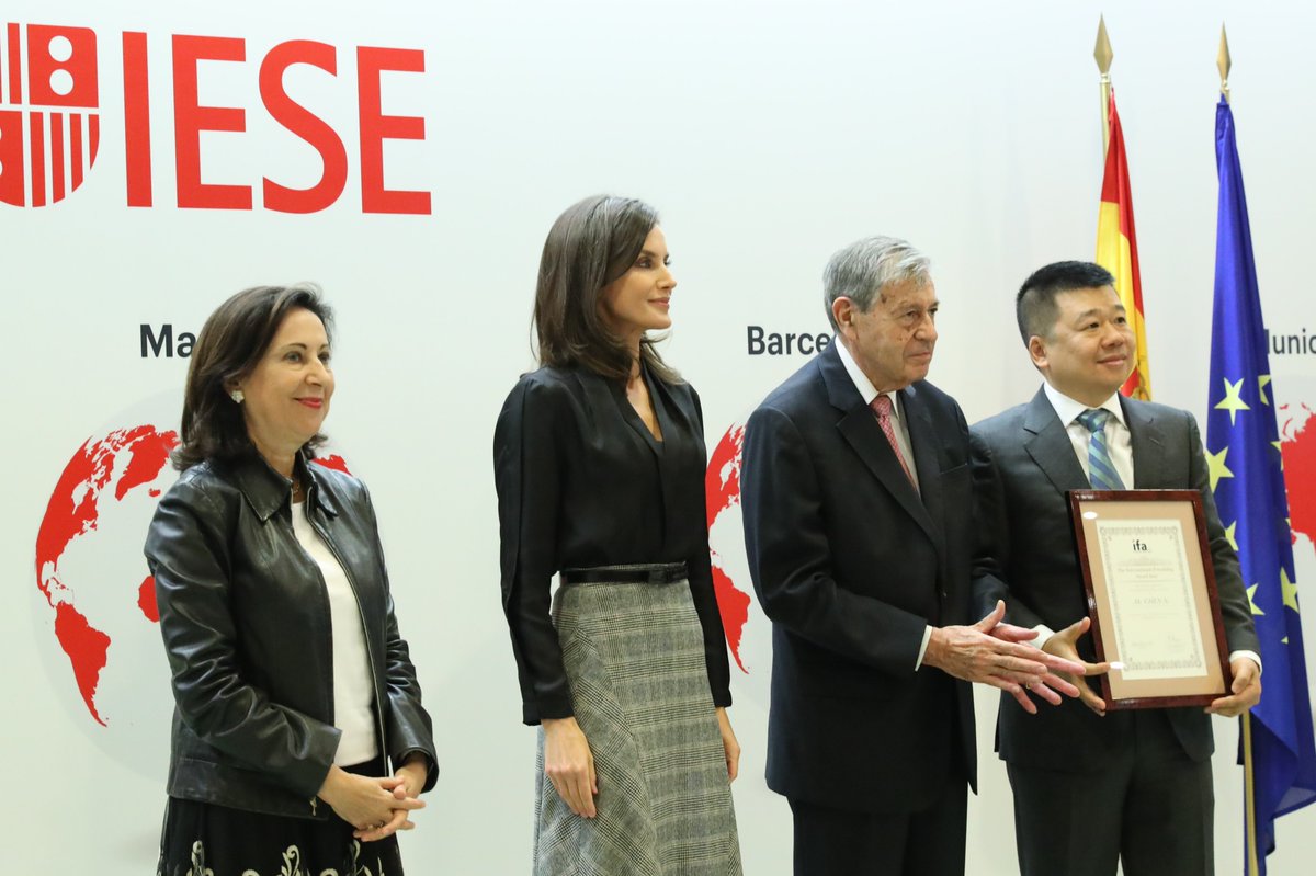 CasaReal's tweet photo. La Reina entrega en el @iese_esp  los galardones del “International Friendship Award”. https://t.co/VsQvi188CG https://t.co/qvacyCr3eo
