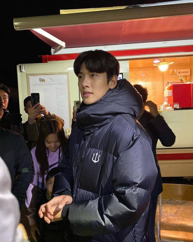 jichangworld's tweet photo. Reposted from @jcwphilippines (@get_regrann)  -  Reposted from @janetjamora (@get_regrann) -  Sooo happy 😃😘😘😊to see you again ❤️❤️❤️ @jichangwook - #regrann  - #regrann https://t.co/7oYedjcZcv