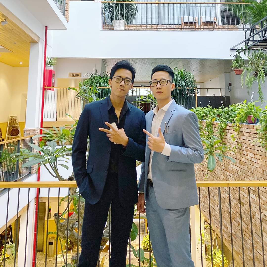 LongNham3's tweet photo. @toilatopthuan @DungNgu19593291 2 anh em ku này cao lắm. 1m8mấy và mét 9 https://t.co/SxIk2kmucO