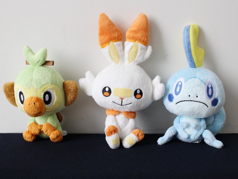 pokexperto's tweet photo. Nuevas imágenes de los peluches de Grookey, Scorbunny y Sobble en su Poké Ball https://t.co/LoQTjALP6M