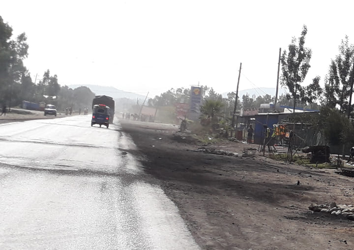 JilkeTanis's tweet photo. Een week na het begin van de bloedige gevechten in #Oromia zijn de littekens nog zichtbaar. Langzaam komt het normale leven weer op gang; shops gaan open en taxi's beginnen weer te rijden. Nog wel geruchten over wraakacties en militairen op straat. https://t.co/Ffl61zsOB3