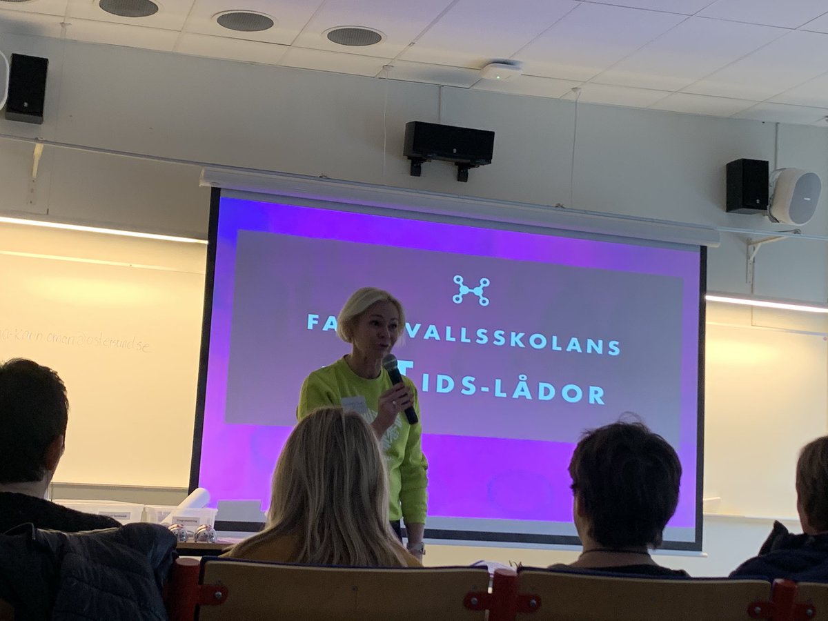 Ipadiosd's tweet photo. Bästa kollegan som berättar om hur hon arbetat med våra IT lådorna! #östersund #fritidshemsmässan19 https://t.co/fdEhJXeJzR