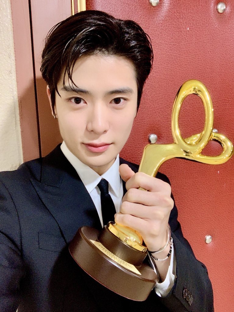 nct_0111's tweet photo. 大衆文化芸術賞文化体育観光部長官表彰!! シズニーありがとう~
Thank you NCTzens!!

#NCT#NCT127#大衆文化芸術賞 #ジェヒョン
https://t.co/a7I5B6YLWF https://t.co/kAk9ScXK8G