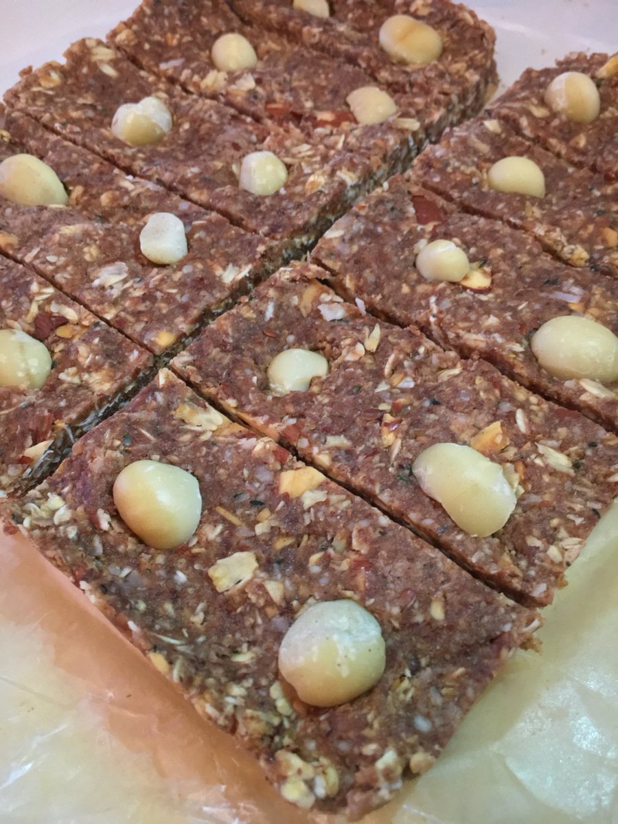 table_top31's tweet photo. Almond Coconut Protein Bar (no cook, no bake, gluten free, no refined sugar) https://t.co/yz8MlGFjeN https://t.co/x7uJZg31uU