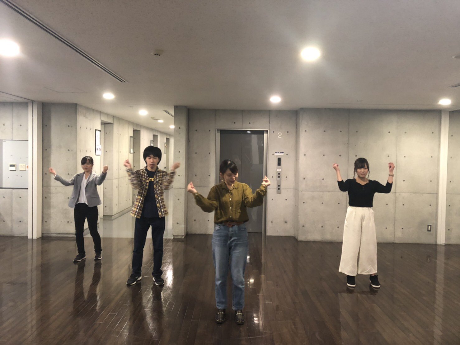 立教大学手話サークルhandshape てのうた 班紹介 第1弾は 大不正解 班 この歌が主題歌として使われている銀魂を基に 自分を認められない主人公が自分の心と仲間の間で葛藤する様子を表現しています 力強いかっこいい手話にご