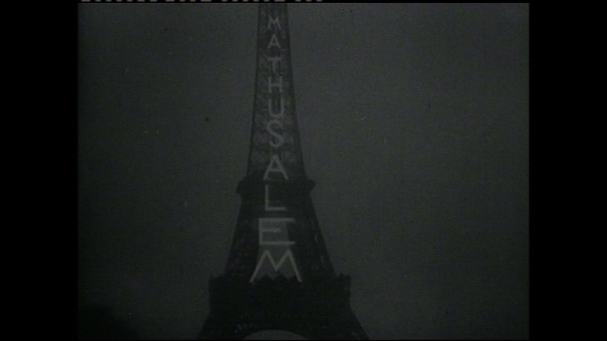 lesdocscinema's tweet photo. "Mathusalem" réalisé par J. Painlevé (1927), pour être projeté lors de la pièce de #theatre d'I. Goll. Ici, A. #Artaud en chasseur et en évêque d'un enterrement #surréaliste avec un cortège de #trottinettes 
© 
@lesdocscinema
 
#JoséphineBaker 
@moulinrouge
 #SURREALISM  #film https://t.co/8aVdXF0MMM