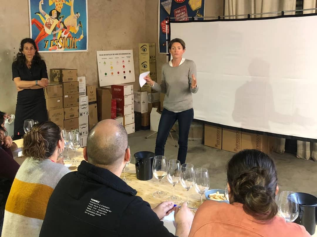 wineissocial's tweet photo. Hoy hemos tenido a #MarjorieGallet de #RocDesAnges explicándonos sus vinos biodinámicos de #Roussillon, a un grupo de profesionales. Después de saber su historia y catar todos sus vinos su claim ha quedado claro: vinos para compartir, llenos de luz y nacidos bajo la curiosidad.🍃 https://t.co/cnh9jbJQsa