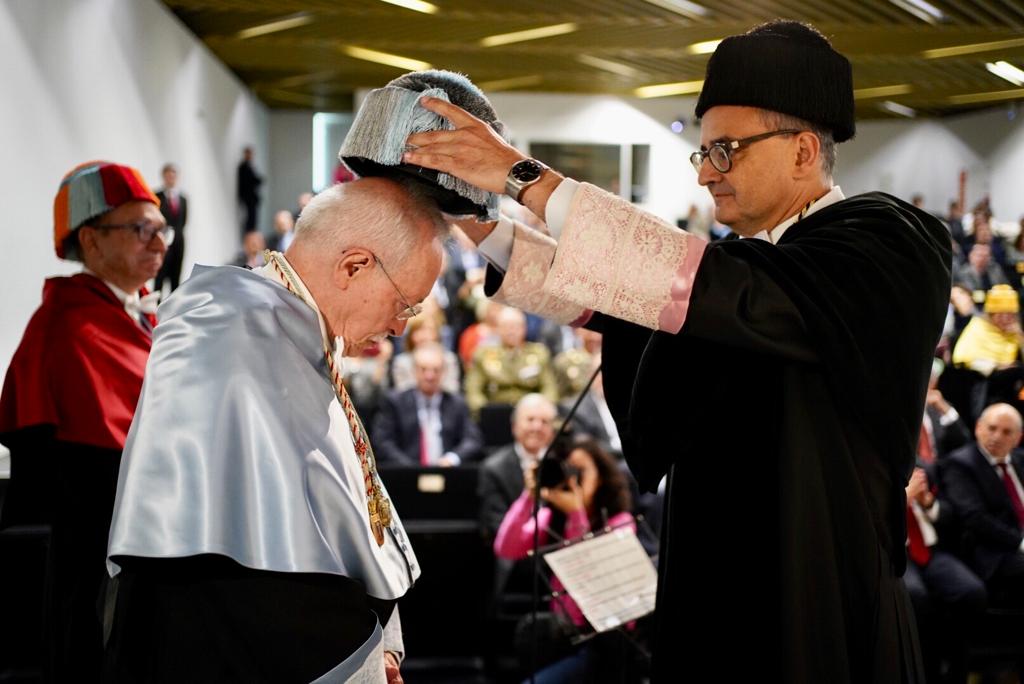 Los profesores de <a href="/unizar/">Universidad Zaragoza</a> Luis Oro y Guillermo Fatás, son los dos primeros doctores Honoris Causa investidos por la <a href="/_usj_/">Universidad San Jorge</a> de manos del rector <a href="/C_PerezCaseiras/">Carlos Pérez</a> . Está pasando hoy miércoles 30 en el aula magna de la F. de CC. de la Salud del campus de Villanueva de Gállego.