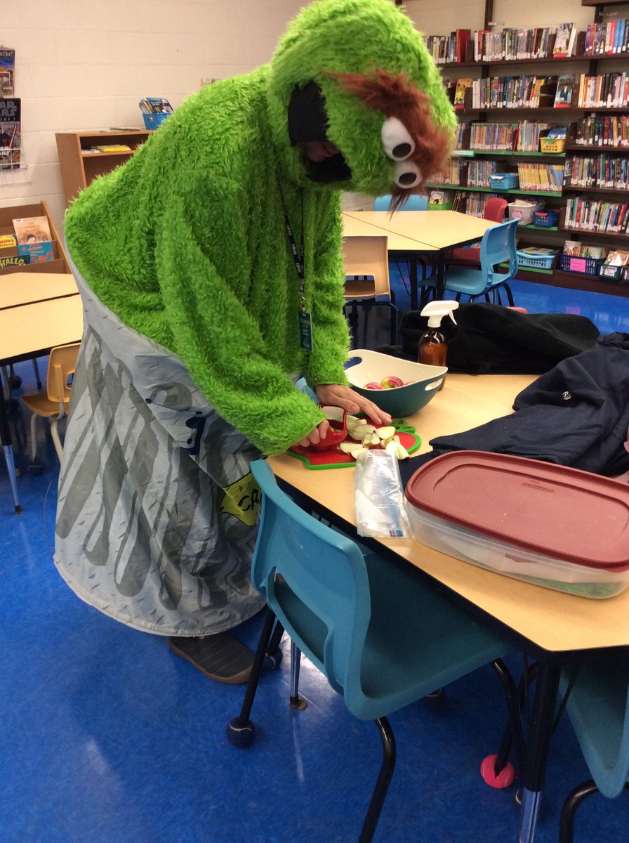 KimberCampbell7's tweet photo. A huge THANK YOU to Oscar and Snow White for helping make the start of our day at Hawthorn so special! You rock! #coolparents #volunteers #livingyourbestlife #HRCE #HRCEhealthpromo #nourishns #hawthornelem #halloween2019 https://t.co/tBMKKcfb5O