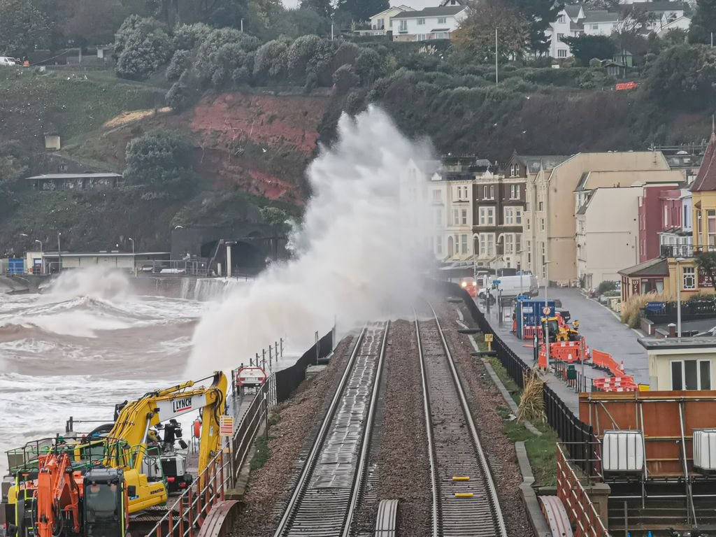 CoastCams247's tweet photo. Another wave hitting Kings Walk and taking the water over to Marine Parade. #dawlish #dawlishbeach #dawlishbeachcams #dawlishstorm #largewaves #seawallwaves #timetogetwet #devonfloods #forceofnature #beach #sea #ocean #nature #beautiful #water #waves #smallwaves #messywaves https://t.co/b3Tit84ITI