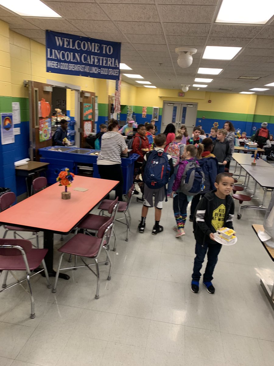 MsTodd206's tweet photo. Mrs. Sekora and the Staffulty Committee started the morning by showing the cafeteria ladies how much we appreciate them! https://t.co/YfhBjxFYFJ