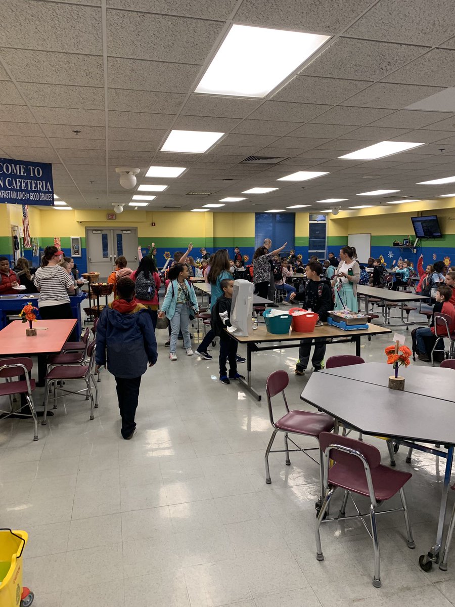 MsTodd206's tweet photo. Mrs. Sekora and the Staffulty Committee started the morning by showing the cafeteria ladies how much we appreciate them! https://t.co/YfhBjxFYFJ