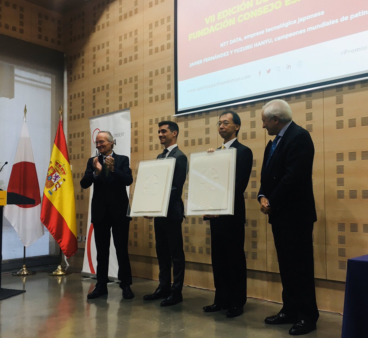 SpainJapan's tweet photo. @SEAEXValenzuela y @joseppiquecamps hacen entrega del VII premio de la #FCEJ al campeón mundial de patinaje @javierfernandez. El agregado de negocios de la @JapanEmb_Spain recogió el galardón en nombre de Yuzuru Hanyu #PremiosFCEJ https://t.co/I2035Z1GfR