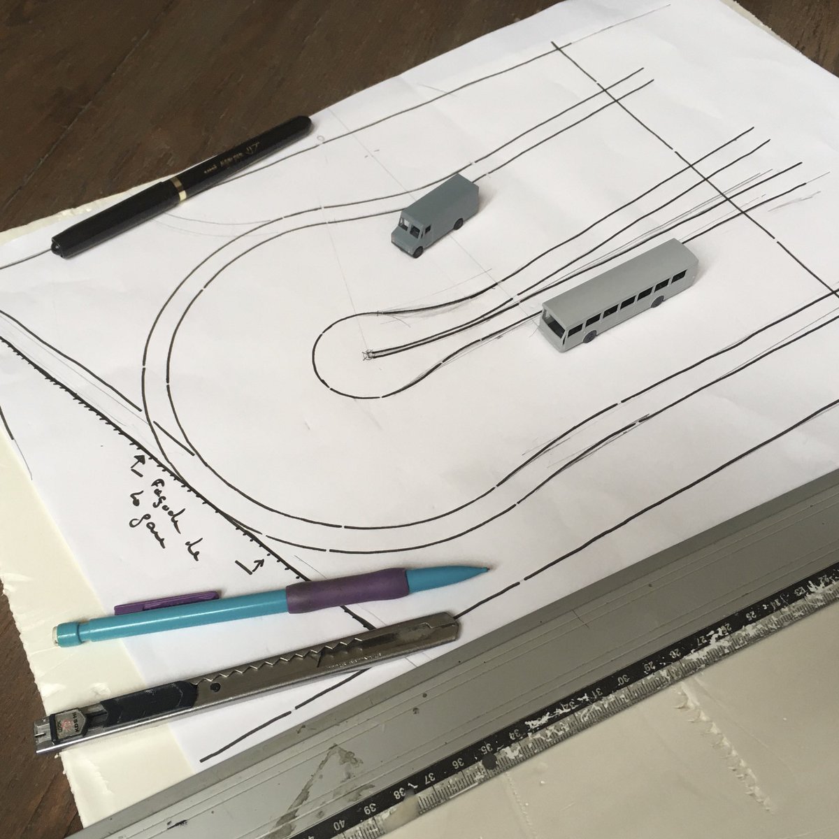 Vega1832's tweet photo. Je démarre un nouveau projet. Je commence par le célèbre virage de la gare... Il est l’heure de sortir le cutter pour donner du volume à tout ça. #sketch #modelrailroad #modeltrain #modelrailway #trainminiature #modellbahn #鉄道模型
#scalemodel #1160scale #nscale #scalan #ngauge https://t.co/Qm90VqhdAr