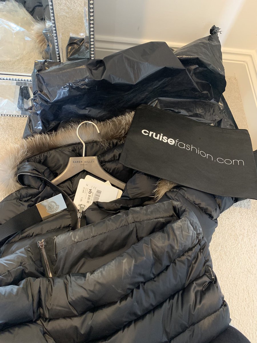 carliemoult's tweet photo. @flannelsfashion ordered a £1500 coat for it to arrive in a used, scratched and dirty state. In a https://t.co/RJTTnDE0SZ bag with a Karen Millen hanger 👀 https://t.co/lL31UsykZf