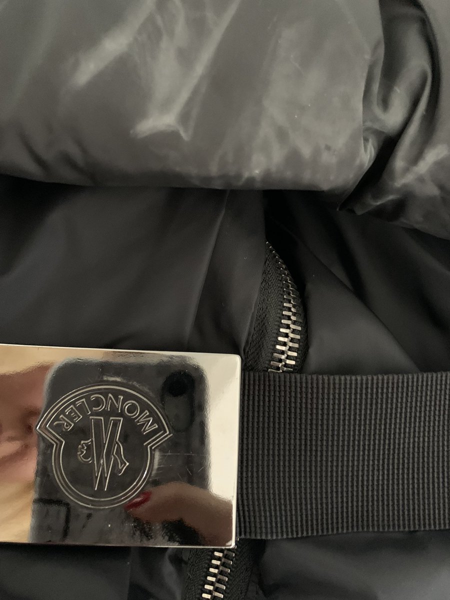 carliemoult's tweet photo. @flannelsfashion ordered a £1500 coat for it to arrive in a used, scratched and dirty state. In a https://t.co/RJTTnDE0SZ bag with a Karen Millen hanger 👀 https://t.co/lL31UsykZf