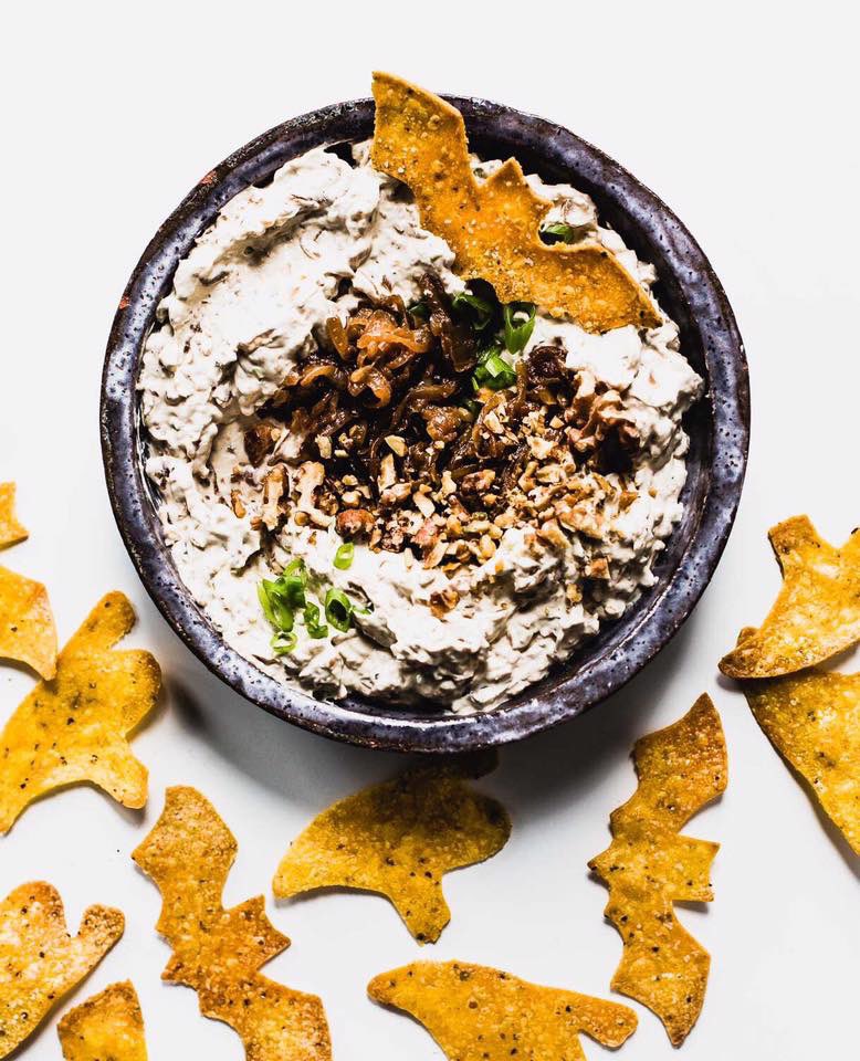 USAOnions's tweet photo. Onion Dip &amp; Bat Chips! An inventive Halloween recipe for tomorrow night?! 😋 Get this yummy and festive recipe at https://t.co/eYc1Y3sxlV #party #oniondip #usaonions #SpanishSweets #BIGONIONS #onionsmakethemeal #halloween #halloweenparty https://t.co/hNQHLsyytI