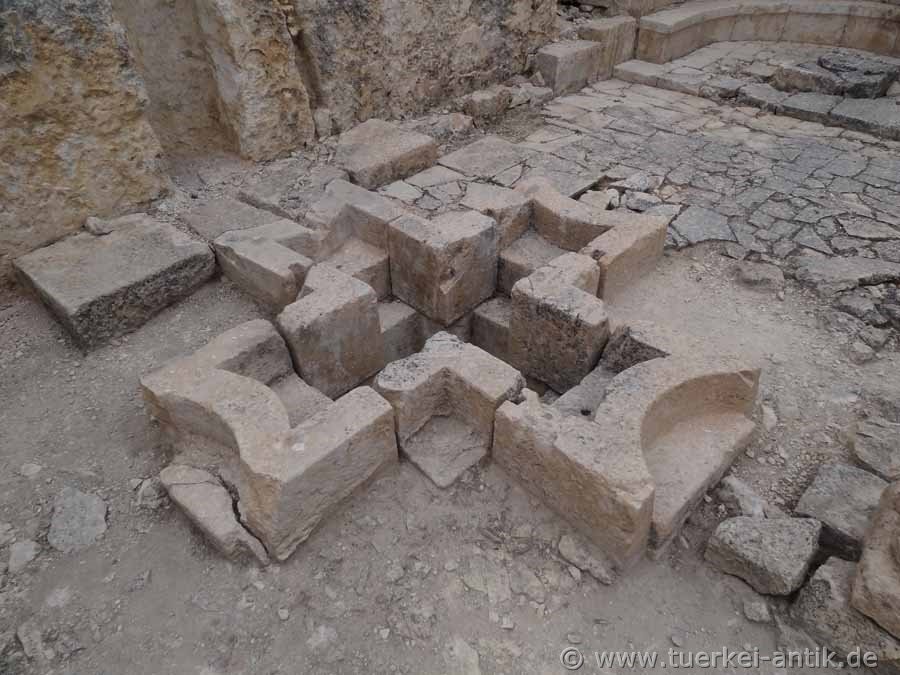 The Alahan Monastery (turkish Alahan Manastırı)
is an early Byzantine ruin, 11 km north of Mut and 2 km above the D715, the road from Silifke to Karaman.