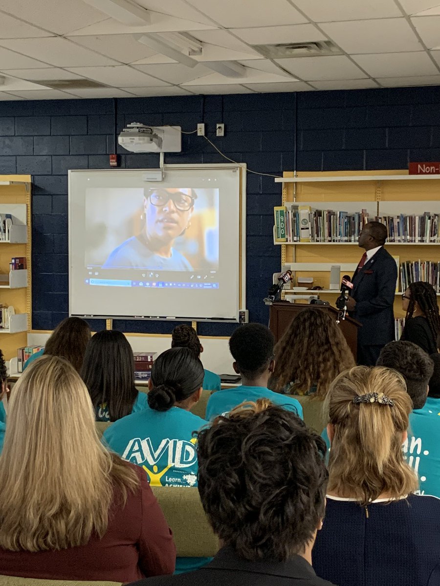 We have our Super Intendant Jeff Eakins, Mayor Jane Castor, and Members of the School Board here at Woodson PK-8 for our new Mural Presentation! Go Wolves 🐺!
