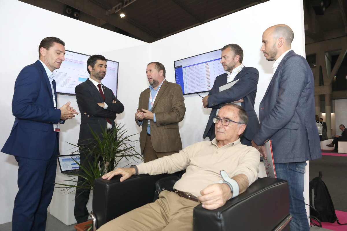 tic's tweet photo. 📸 Visita a les empreses catalanes presents als espais firals #blockchain i #AI del congrés @IOTSWC amb el conseller @jordiPuignero i els DGs @dmarcop @joanabarbany #IOTSWC19 https://t.co/eX2Dq1U9eA