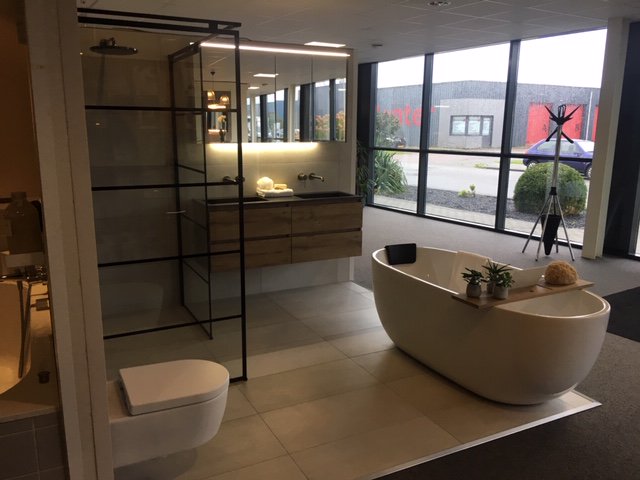 In onze showroom in Groningen vind je deze schitterende douchehoek van Novellini Kuadra Stripes. En met het vrijstaande bad van Luca creëer je een open sfeer in een kleine ruimte. #simondehaas #showroom #badkamerdesign #bad #bathtime #novellini #inspiratie #groothandel