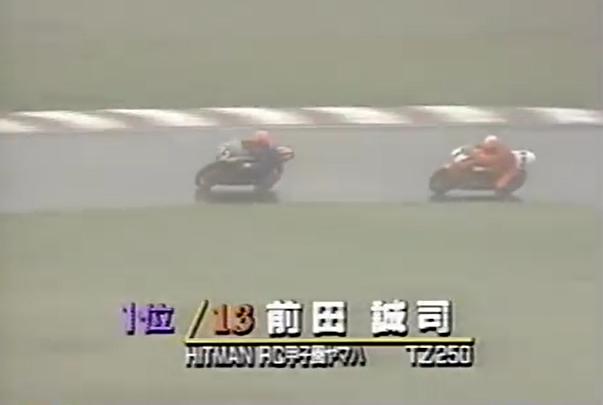 バイクレースはドラマより面白い 1995年 全日本250 前田誠司 選手 この年国際a級2年目 国内b級時代から圧倒的な速さを見せていたスーパーnbの前田選手が2年連続王者の宇川選手を抜きトップを走行 しかし足元をすくわれ惜しくも転倒 今でも記憶に残る