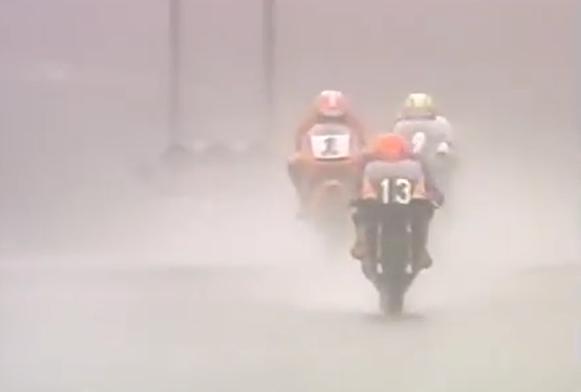 バイクレースはドラマより面白い 1995年 全日本250 前田誠司 選手 この年国際a級2年目 国内b級時代から圧倒的な速さを見せていたスーパーnbの前田選手が2年連続王者の宇川選手を抜きトップを走行 しかし足元をすくわれ惜しくも転倒 今でも記憶に残る
