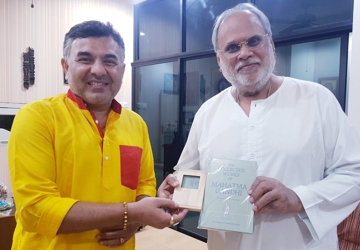 It is always a pleasure meeting and interacting with Swami Anand Krishnaji. Delighted to present Mahatma's complete अक्षरदेह,  Bapu's entire lit. in Digital format. Hope something creative spins out in Bahasa Indo. from this! @iccjkt @AnandAshramUbud , @AnandAshram .
#Gandhi150.