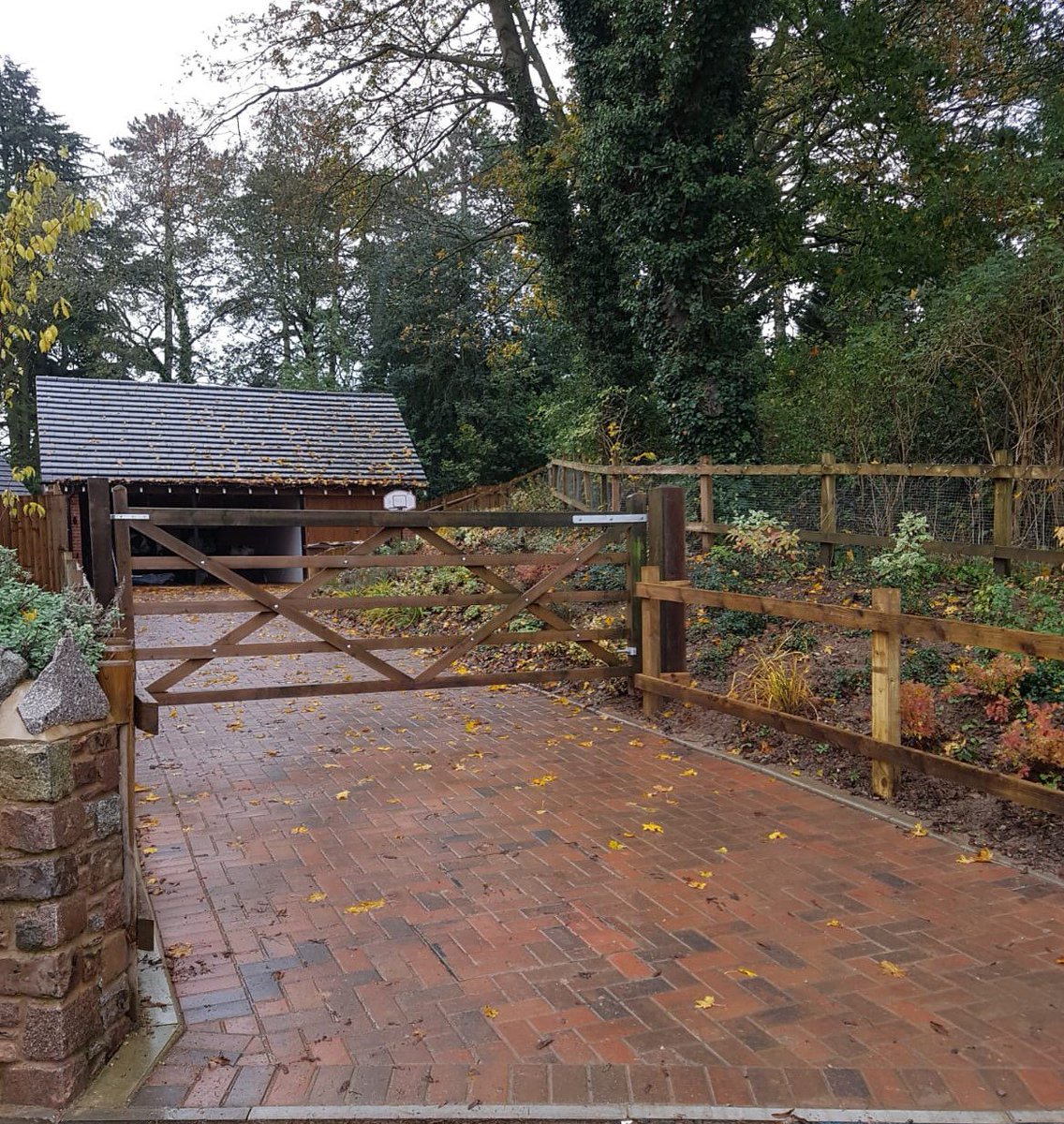 Rothley_Bespoke's tweet photo. Beautiful driveway gates done by the team this week! Fpor your free no obligation quote call us today on 01509649142! https://t.co/AlpX1ZoqJW