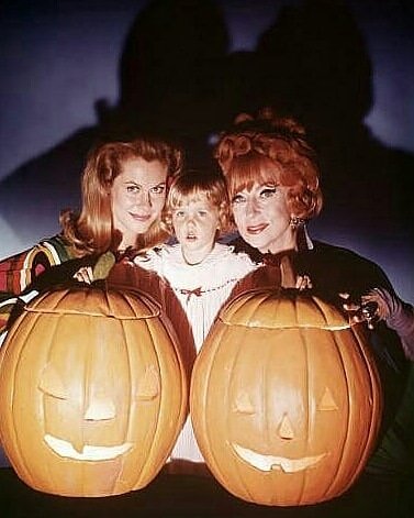 BewitchedSerial's tweet photo. "To Trick or Treat or Not to Trick or Treat" - Season Six 30/10/69.
"For participating in Halloween trick-or-treating and dicrespecting witches in general, Endora turns Darrin into a stereotypical Halloween witch🎃
#BewitchedSerial https://t.co/6fTkL0ixpR