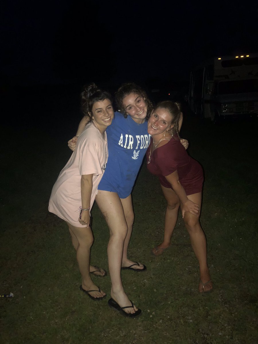 anniecarney_'s tweet photo. happy belated 18th to my crazy bestie!!!!! @baileigheppich hope it was the absolute best‼️ love u so much 💓💓💓  #trackstars https://t.co/ngwq7Okr4X