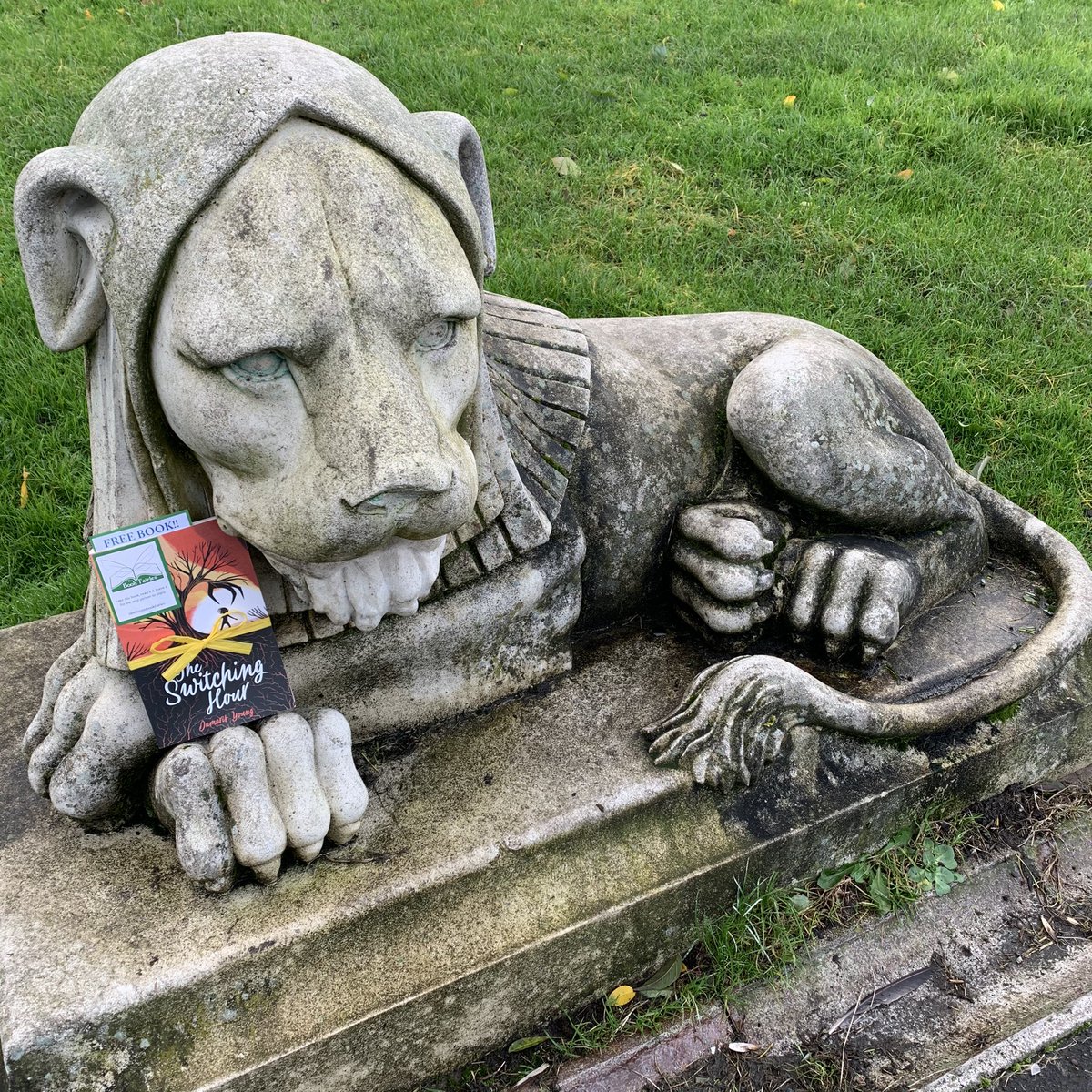 Bookfairies_NE's tweet photo. The lion in Leazes Park is keeping this copy of @scholasticuk The Switching Hour by @damarisyoung safe from Badeko until it is found by a lucky young reader ๐ #switchinghour #switchinghourtbf #IBelieveInBookFairies https://t.co/utww7Fl5vw