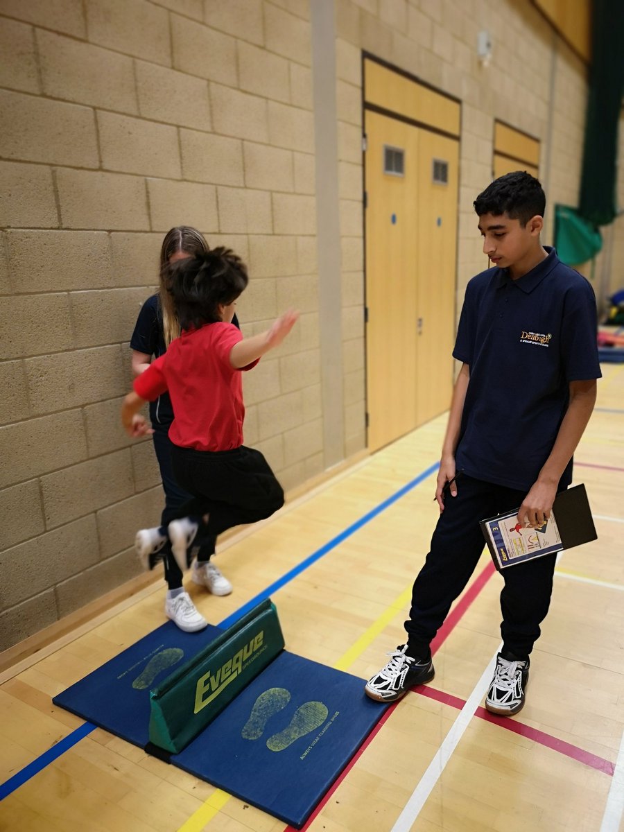 LutonSchGames's tweet photo. Action shots from the field events this morning @CNSPE1 @DenbighPEDept @WigmorePe https://t.co/AXsSjc1ESc