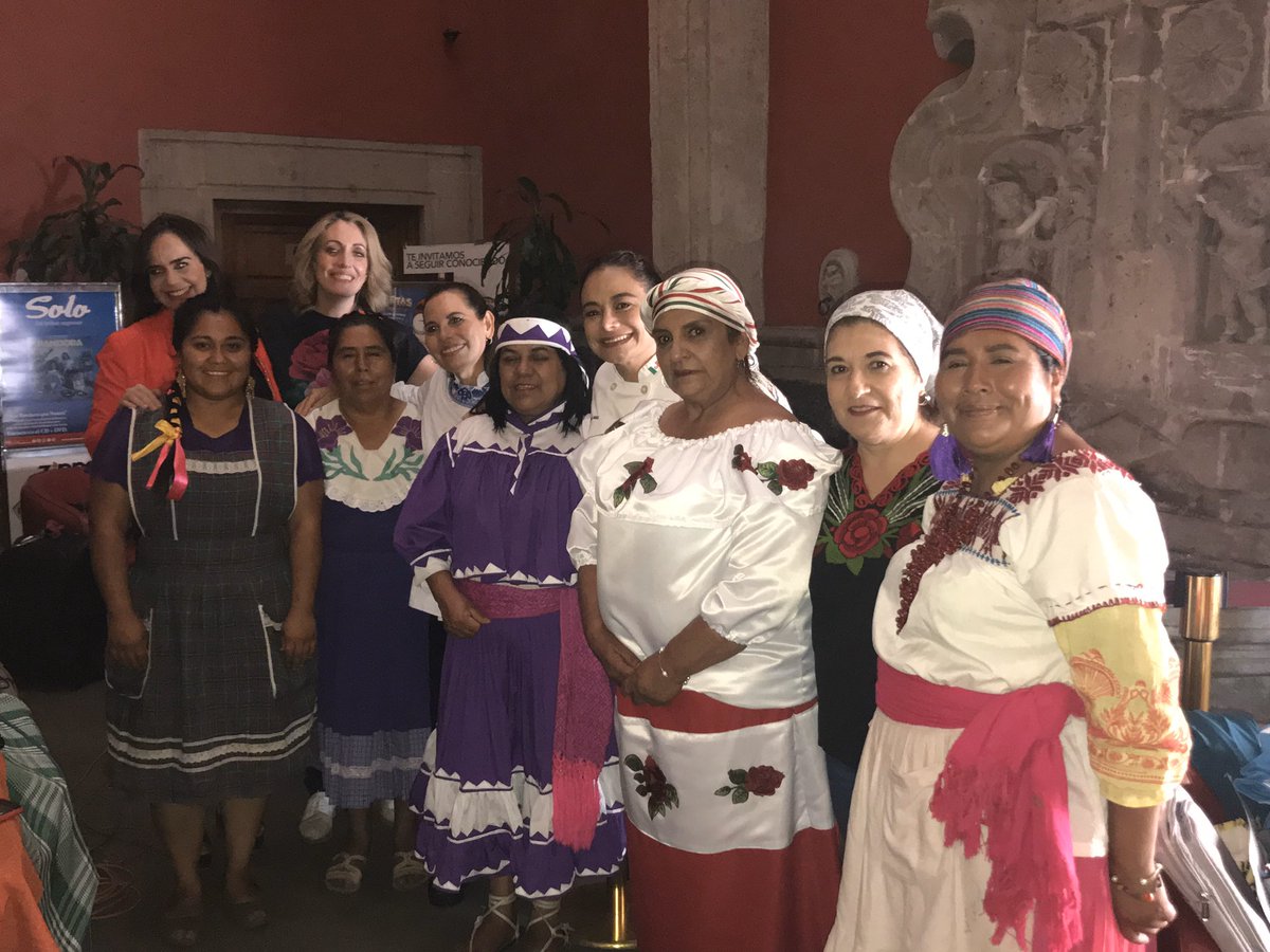 lapauliv's tweet photo. En nuestro #FestivalGourmet de @solosanborns estamos cumpliendo 15 años y lo celebramos haciendo homenaje a la Cocina Tradicional Mexicana a través de sus cocineros. Aquí unas imágenes del detrás de cámaras. ¿Vieron los cine minutos? ¿Ustedes ya probaron? Es mío y suyo ! Vengan https://t.co/2cUxVU0hcY