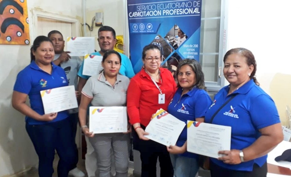 secap_ec's tweet photo. #SecapTeCertifica | Zona 7 | En Machala se realizó la entrega de 17 certificaciones en el área de Construcción y Textil a las asociaciones #Asotendales y #Asosercotenba https://t.co/IXCIpoDBEa
