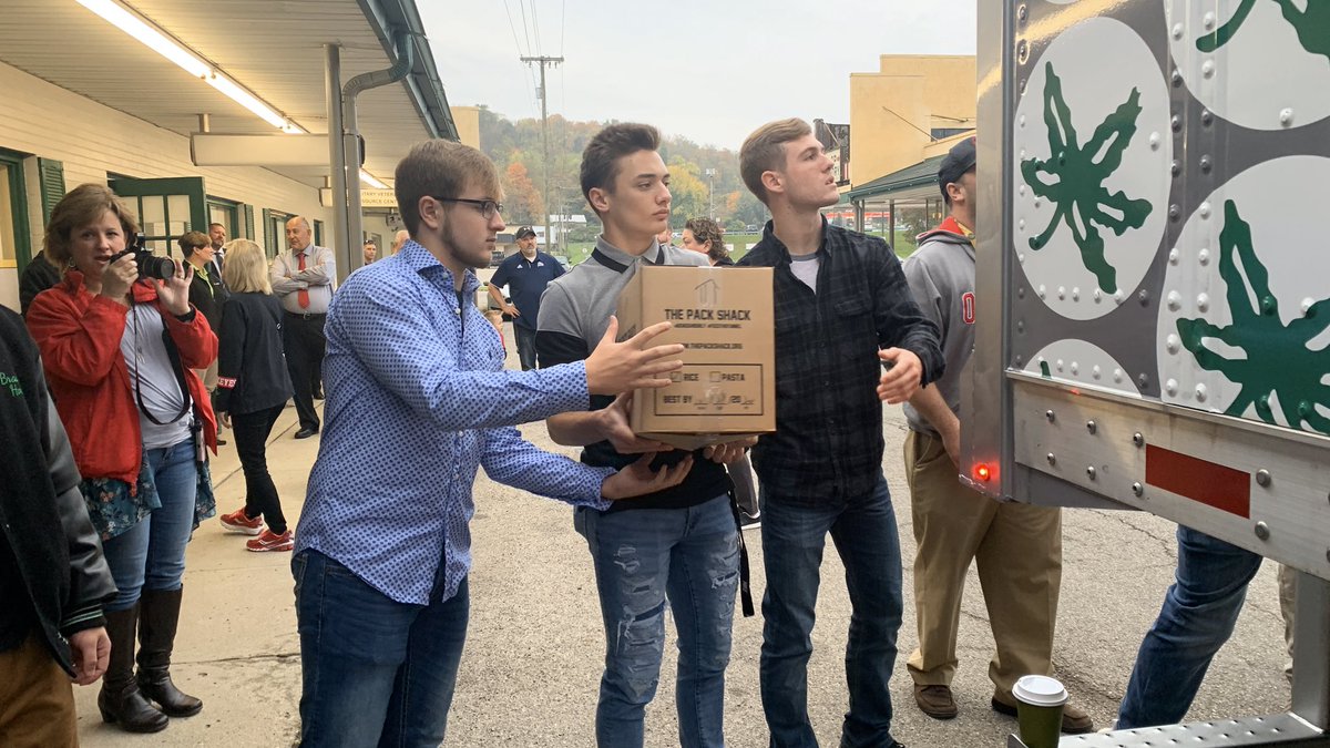 StudentLifeOSU's tweet photo. Four pallets down! Huge thank you to the @HuntingtonLocal Football Team for being here 🏈🤝 #BuckeyesGive #KindColumbus https://t.co/cI4lQCBDKe