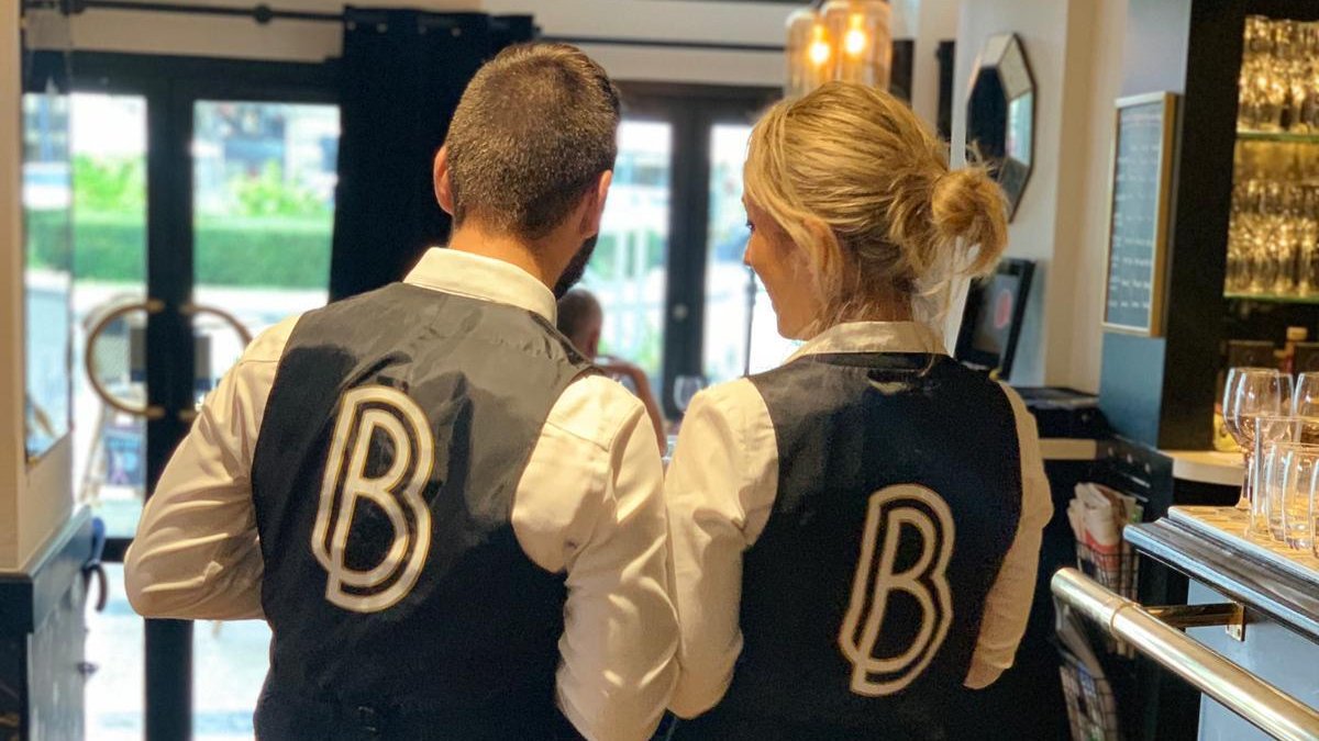 BrasserieAngers's tweet photo. Nous recherchons un(e) #chefderang, une #hôtesse & un #plongeur pour renforcer notre équipe 💪
Envoyez-nous votre CV ou n'hésitez pas à passer nous voir directement @BrasserieAngers 🍽
A partager sans modération 😉 #Offresdemploi #serveur #Restaurant #Angers #JobAlert https://t.co/VGYmw2ZWWX