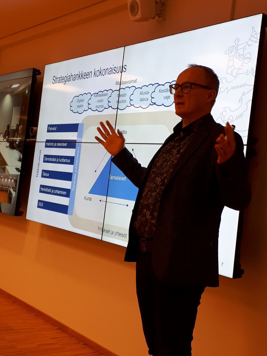 HeikkiTalkkari's tweet photo. #Juhta kävi Julkisen hallinnon strategian kimppuun ja evästi strategian valmistelutiimiä. Aineisto löytyy osoitteesta; https://t.co/DdACGp5TCA https://t.co/cxzV1OofGo