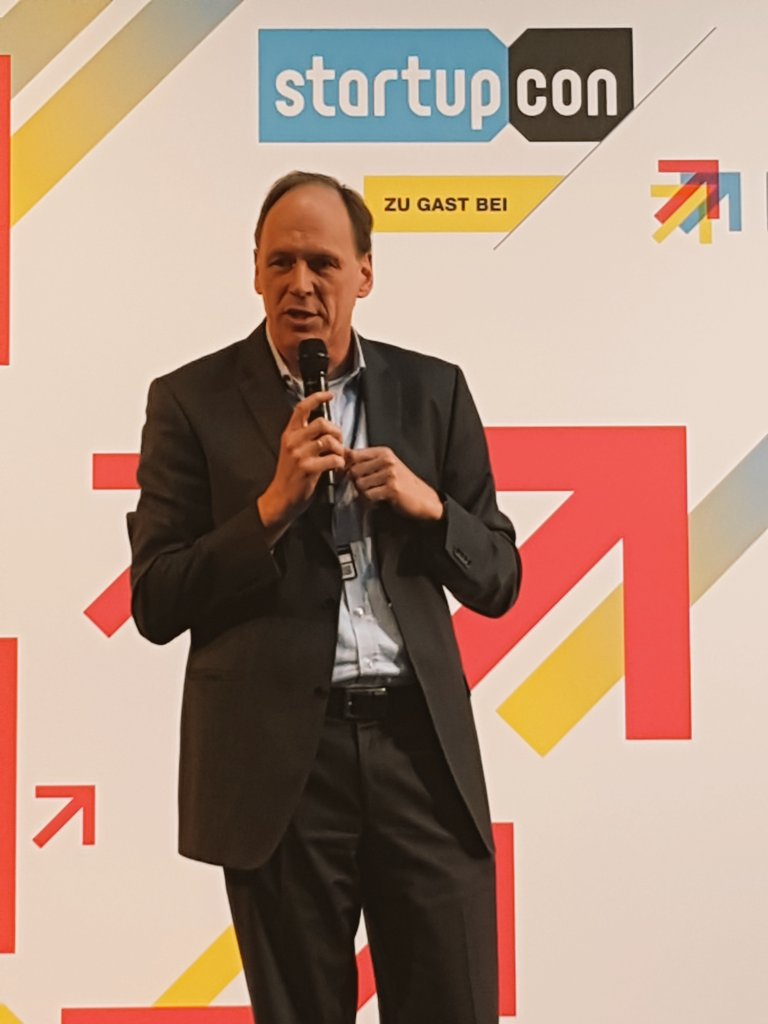 IWCNavispace's tweet photo. @INTRANAV Rainer will show us now the transparency and real-time optimization in #warehouse #LOGISTICSGAMECHANGER @StartupCon_cgn @TelekomGK https://t.co/EPbZxTIaNG