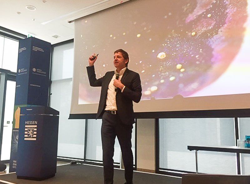 BRAINbiotech's tweet photo. Zukunft denkt anders! – @BRAINbiotech CEO Jürgen Eck sprach heute auf dem #HIK2019 über #Ressourceneffizienz, #Kreislaufwirtschaft und biologische Edelmetallgewinnung im BRAIN #BioXtractor.
@HTAI_Hessen #innovation #biotech #bioeconomy https://t.co/NaA9INuICp