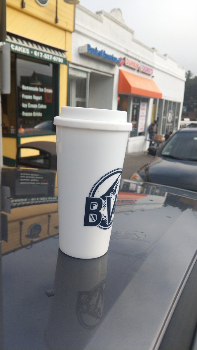 iamvladimyr's tweet photo. @dunkindonuts what's the deal inconsistency on coffe refill cups? Some stores don't bat an eye. Some throw a drink saying only DD refill cups?! https://t.co/iwUZQKONT1