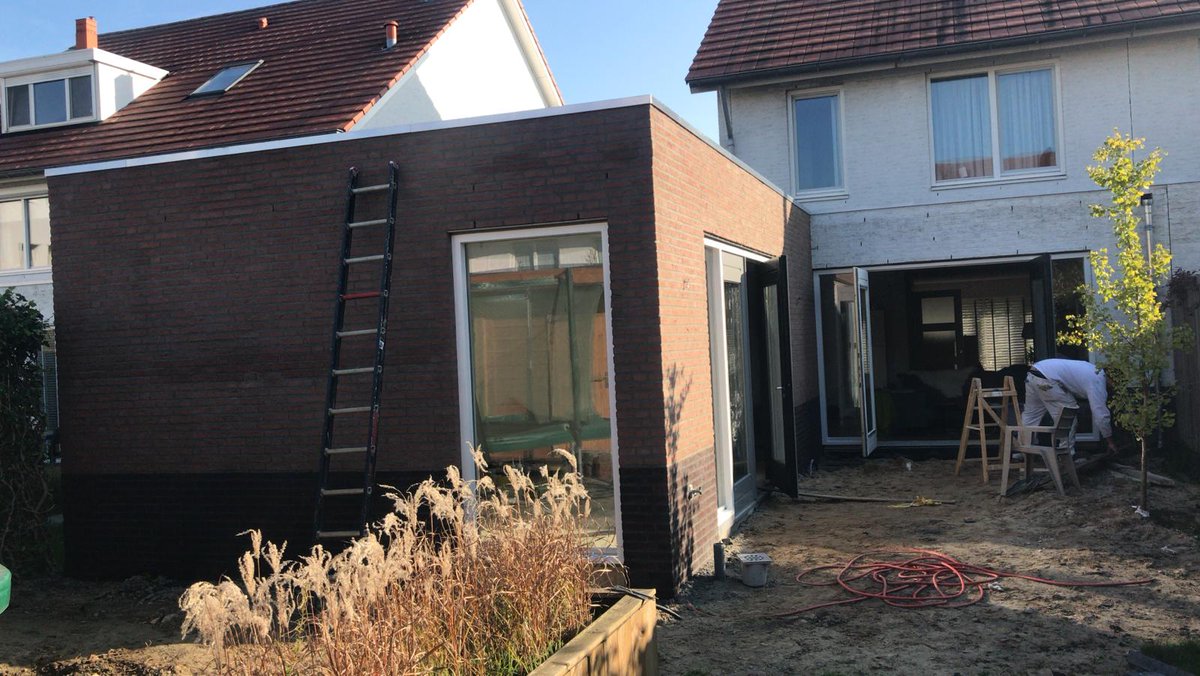 rarosbouw's tweet photo. Op ons project #aanbouw woning bij een #tweekapper in #Rosmalen zijn we bezig met de laatste werkzaamheden voor oplevering. De beide woningen zijn aan de zijkant en deel achterzijde uitgebreid #niewbouw #verbouw #renovatie #bouwbedrijf #DenBosch https://t.co/WEKhRRyDfh