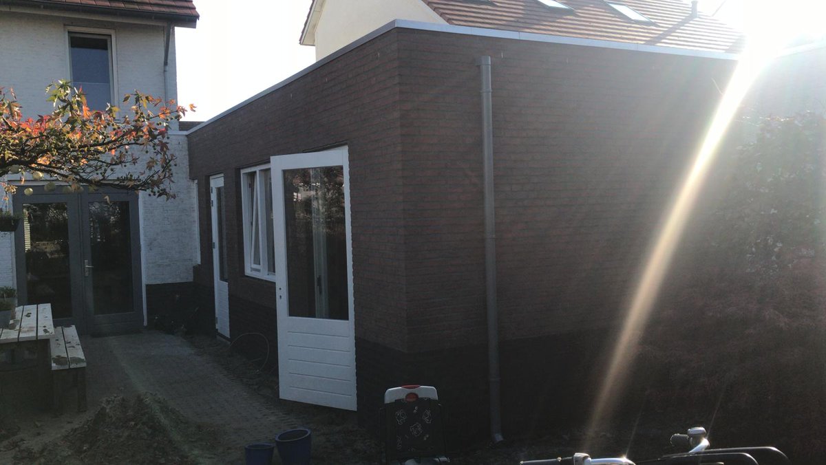 rarosbouw's tweet photo. Op ons project #aanbouw woning bij een #tweekapper in #Rosmalen zijn we bezig met de laatste werkzaamheden voor oplevering. De beide woningen zijn aan de zijkant en deel achterzijde uitgebreid #niewbouw #verbouw #renovatie #bouwbedrijf #DenBosch https://t.co/WEKhRRyDfh