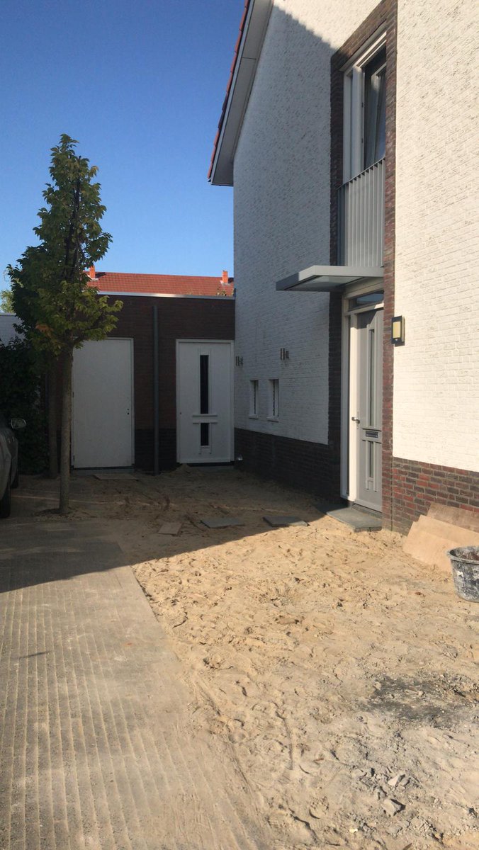 rarosbouw's tweet photo. Op ons project #aanbouw woning bij een #tweekapper in #Rosmalen zijn we bezig met de laatste werkzaamheden voor oplevering. De beide woningen zijn aan de zijkant en deel achterzijde uitgebreid #niewbouw #verbouw #renovatie #bouwbedrijf #DenBosch https://t.co/WEKhRRyDfh