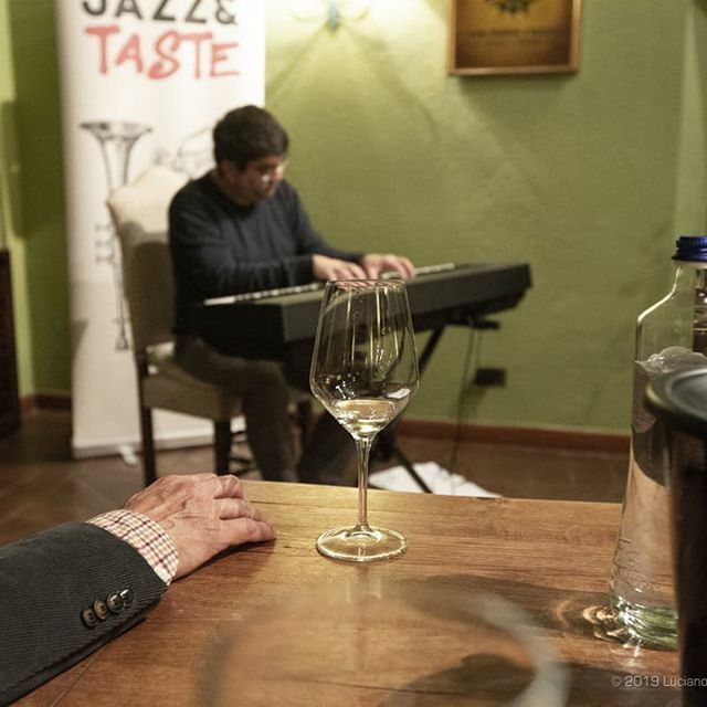 ControTempoJazz's tweet photo. JAZZ &amp; TASTE⁣
⁣
An hour of time, historic wineries, tasting of exceptional wines, not only gastronomic but also musical pairings in a union that involves and enhances all the senses. ⁣
⁣
Third tour: ⁣
ANGELO COMISSO
#pianoforte

#⁣jazzandtaste
… https://t.co/G983Umr28z https://t.co/zz0PaCkGEa