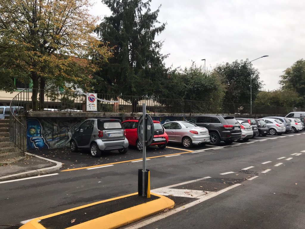 chiara_villa's tweet photo. Via Goethe e via G. D’Annunzio a Bergamo: unica zona dell’area S. paolo con parcheggi “bianchi” senza disco orario. È Impossibile trovare parcheggio per i residenti e per i pazienti/clienti degli uffici ivi siti! @ComunediBergamo @giorgio_gori URGE regolamentazione delle soste!!! https://t.co/f31VXRWgnZ