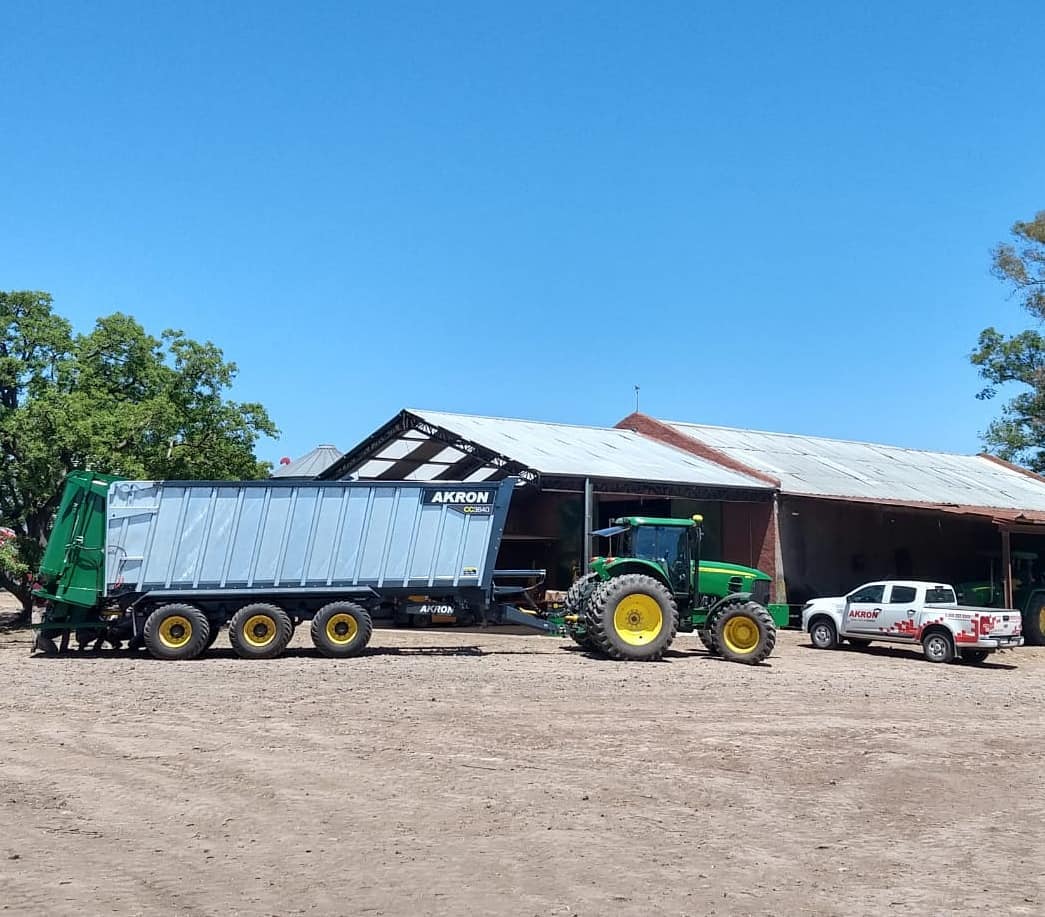 AKRONMaquinaria's tweet photo. ✔️Entrega y puesta en marcha de #CajaCompactadora #AKRON 3840 con Módulo Esparcidor ES1420 a la firma #AgropemarSA de San Antonio de Areco 🐄💪
💣 Contáctanos y conocé los #NegociosImbatibles que tenemos para vos! https://t.co/xX0DPt4grR