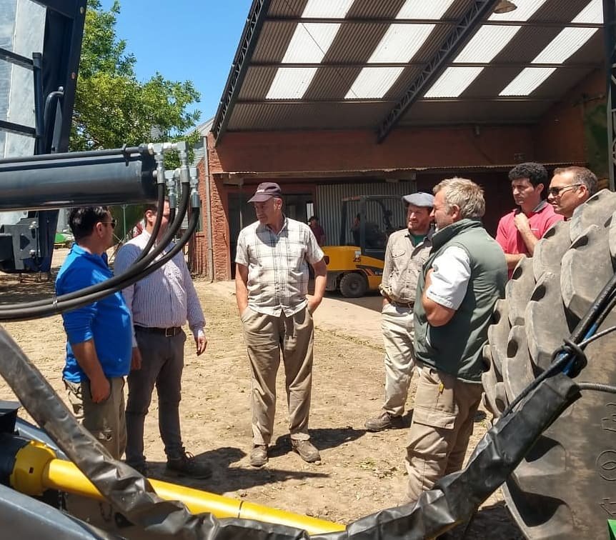 AKRONMaquinaria's tweet photo. ✔️Entrega y puesta en marcha de #CajaCompactadora #AKRON 3840 con Módulo Esparcidor ES1420 a la firma #AgropemarSA de San Antonio de Areco 🐄💪
💣 Contáctanos y conocé los #NegociosImbatibles que tenemos para vos! https://t.co/xX0DPt4grR