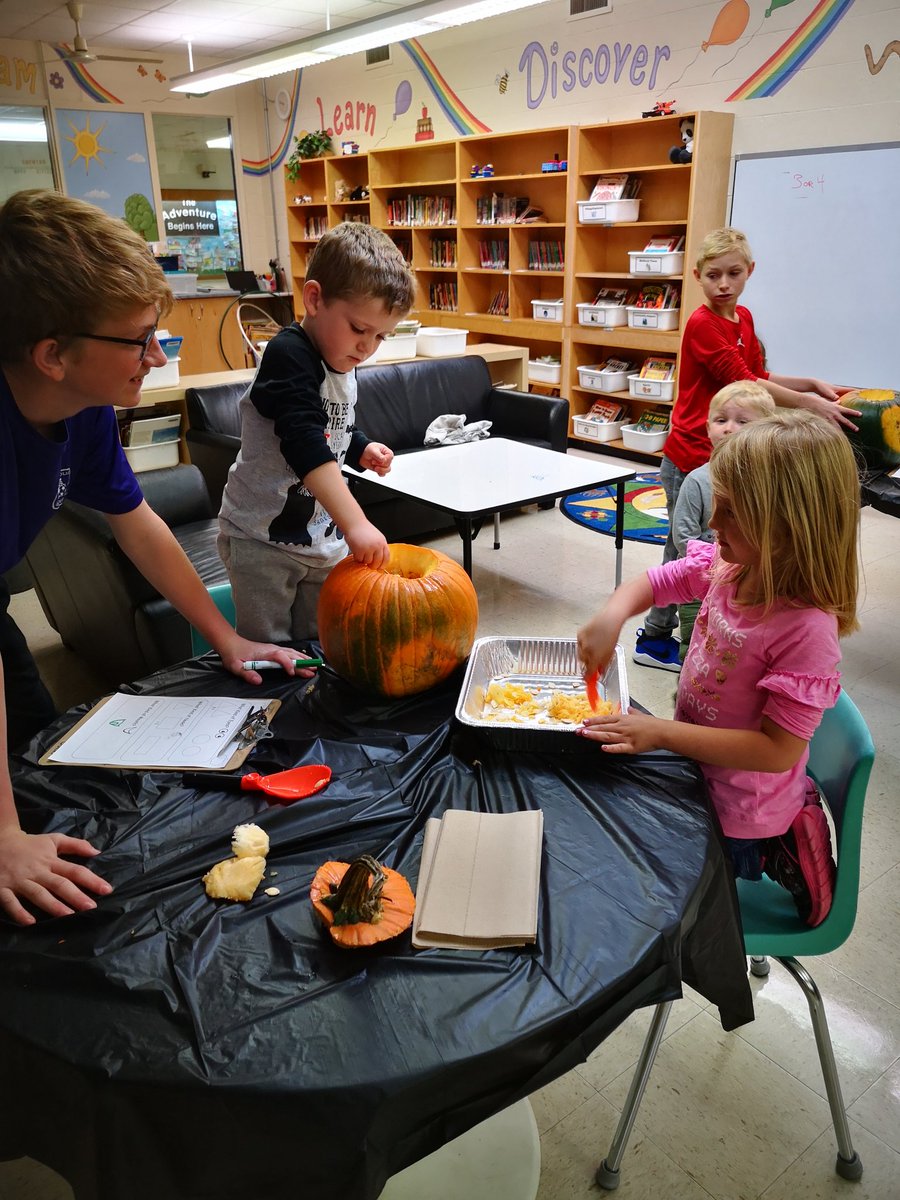 bobbiclark37's tweet photo. When older Ss help the younger Ss, great things happen...and so do smiles! @DawnEuphemiaPS #myheartissmiling https://t.co/qbutTomumQ