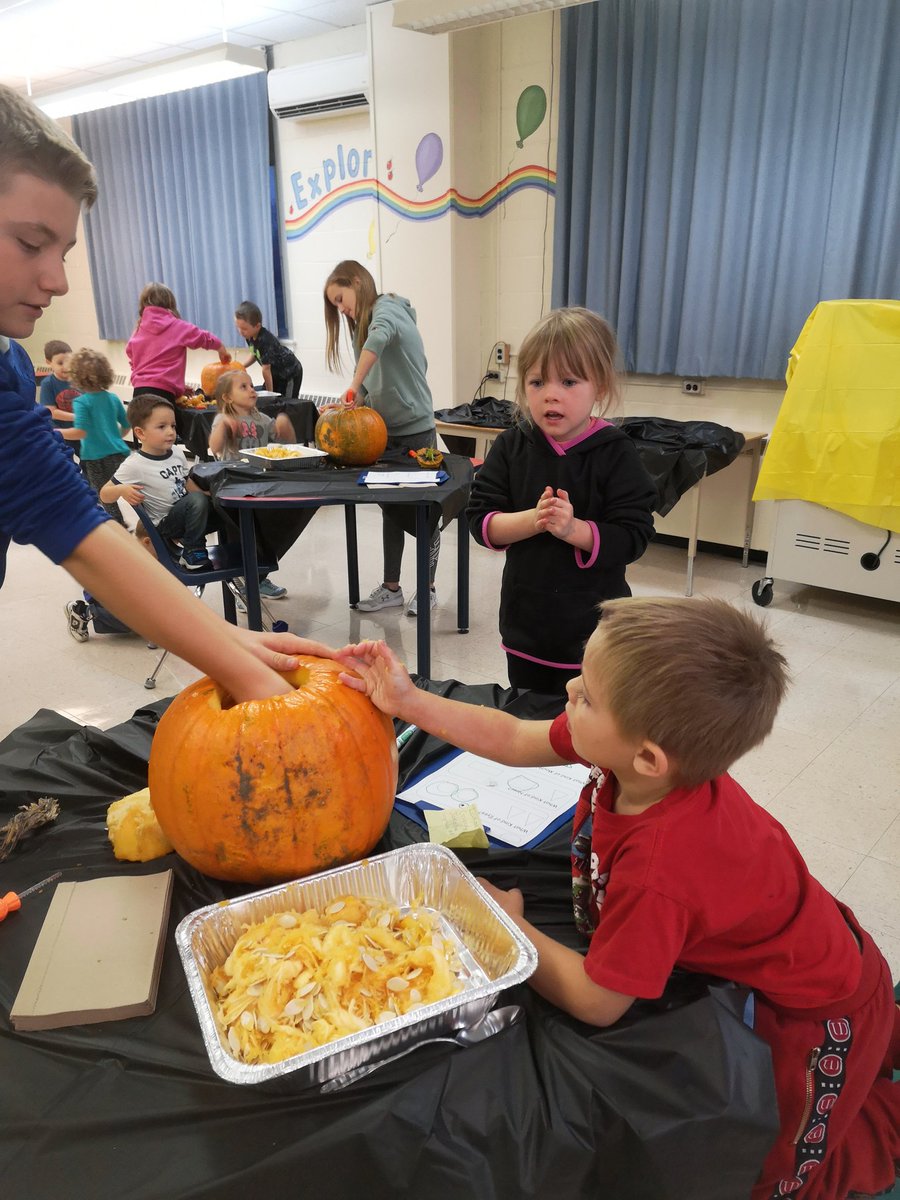 bobbiclark37's tweet photo. When older Ss help the younger Ss, great things happen...and so do smiles! @DawnEuphemiaPS #myheartissmiling https://t.co/qbutTomumQ